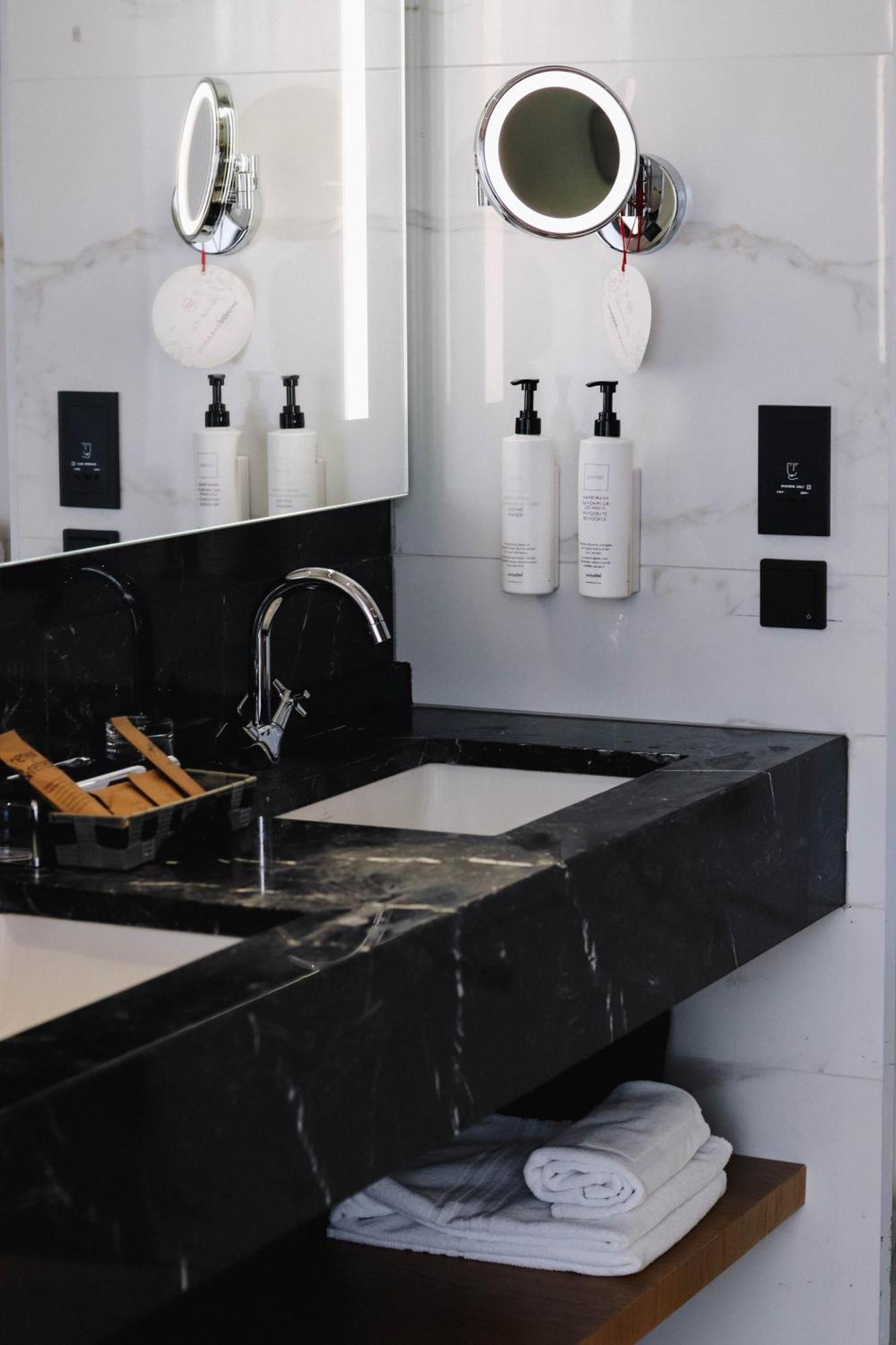 Swissotel SJJ Exterior foto A bathroom with a built-in sink