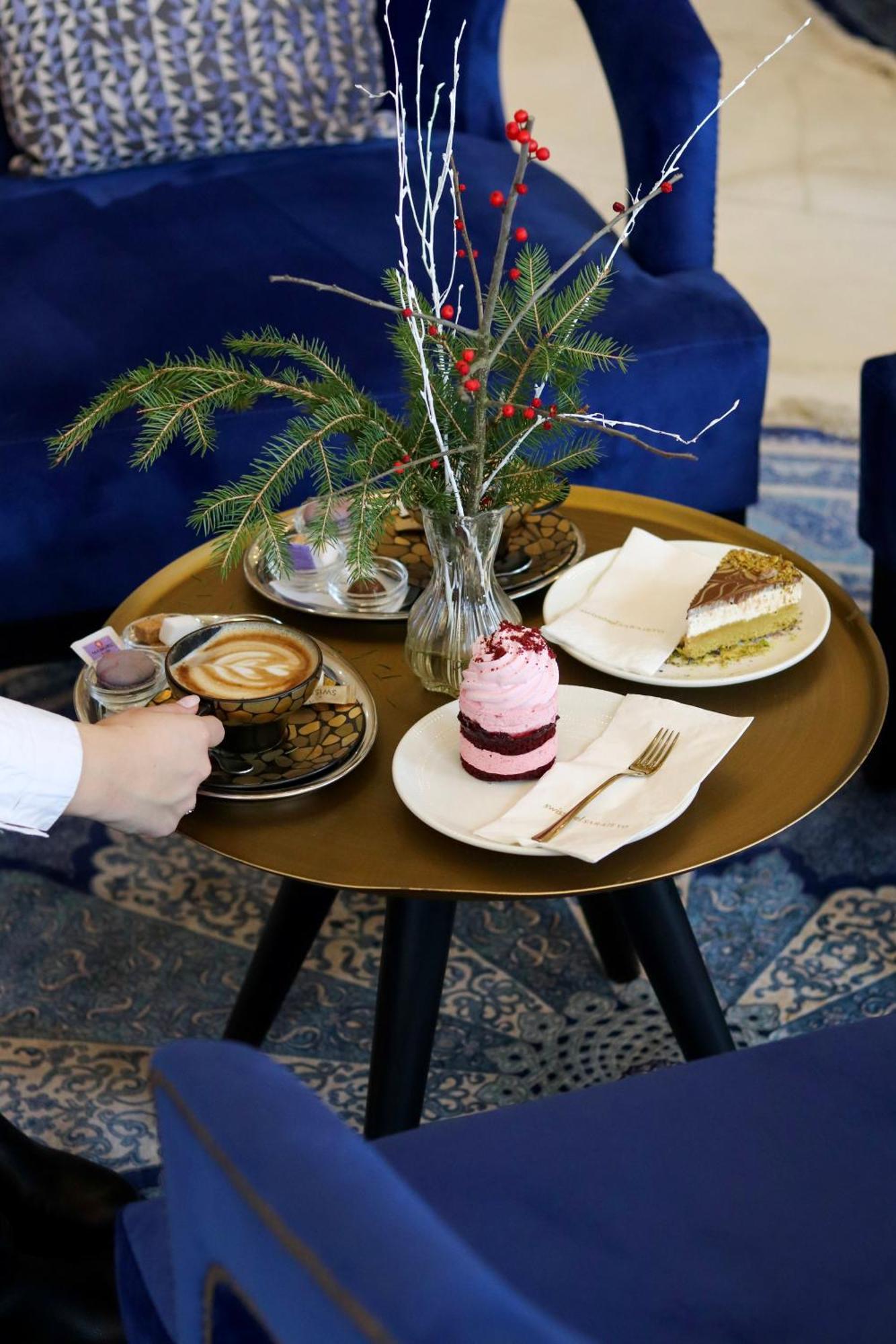 Swissotel SJJ Exterior foto A selection of cakes and coffee