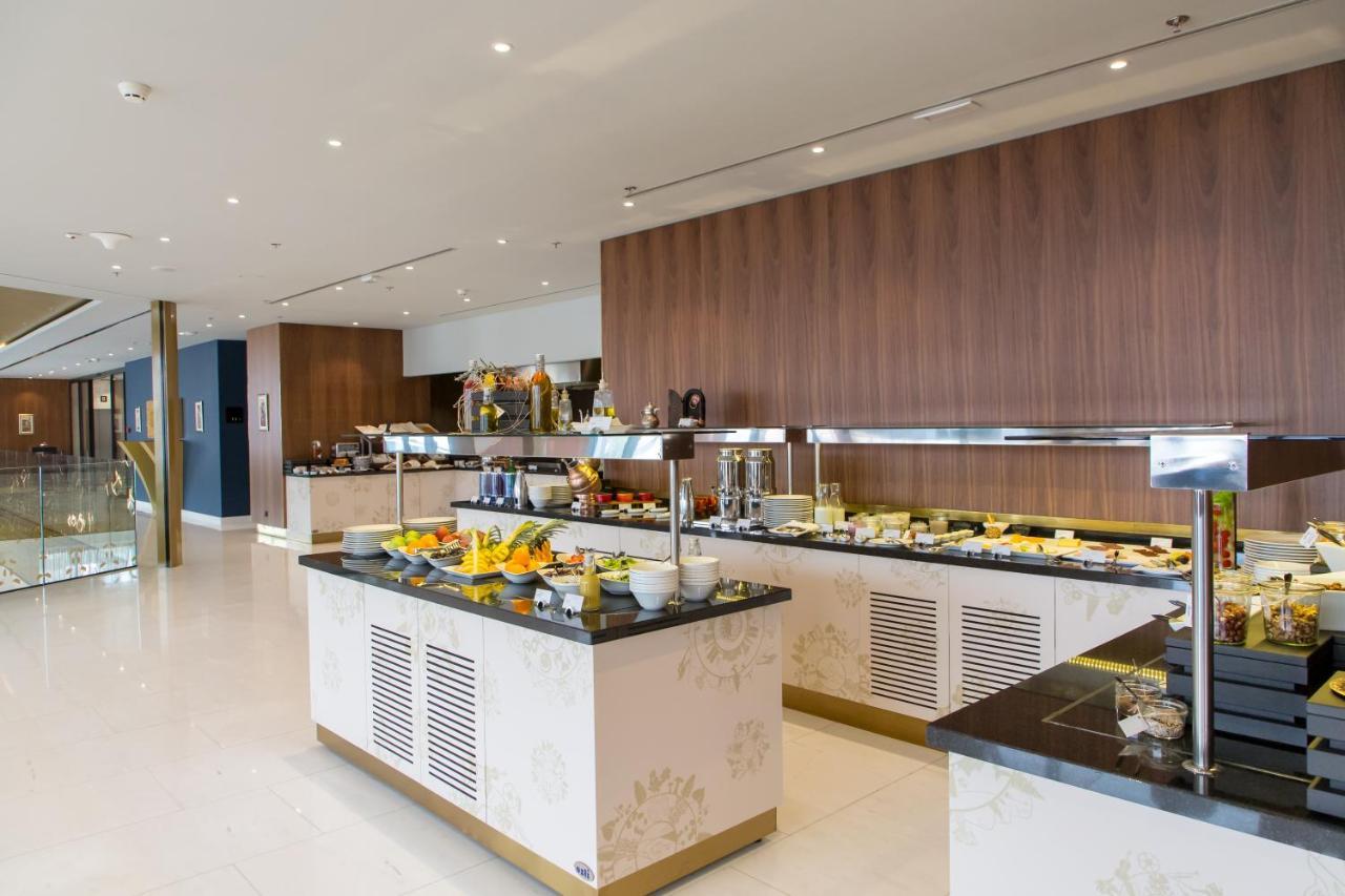 Swissotel SJJ Exterior foto The buffet at the lounge