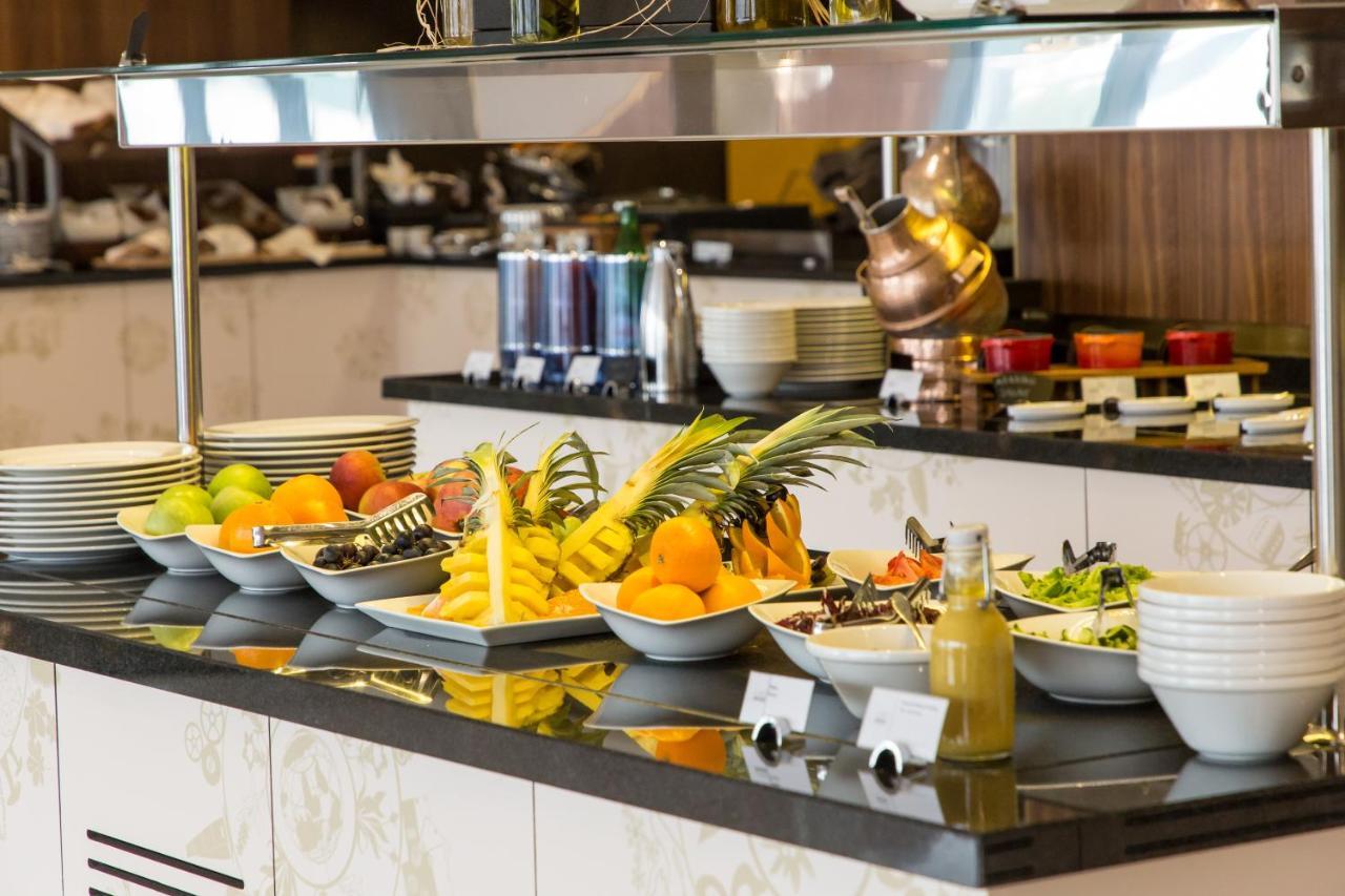 Swissotel SJJ Exterior foto A buffet at a hotel