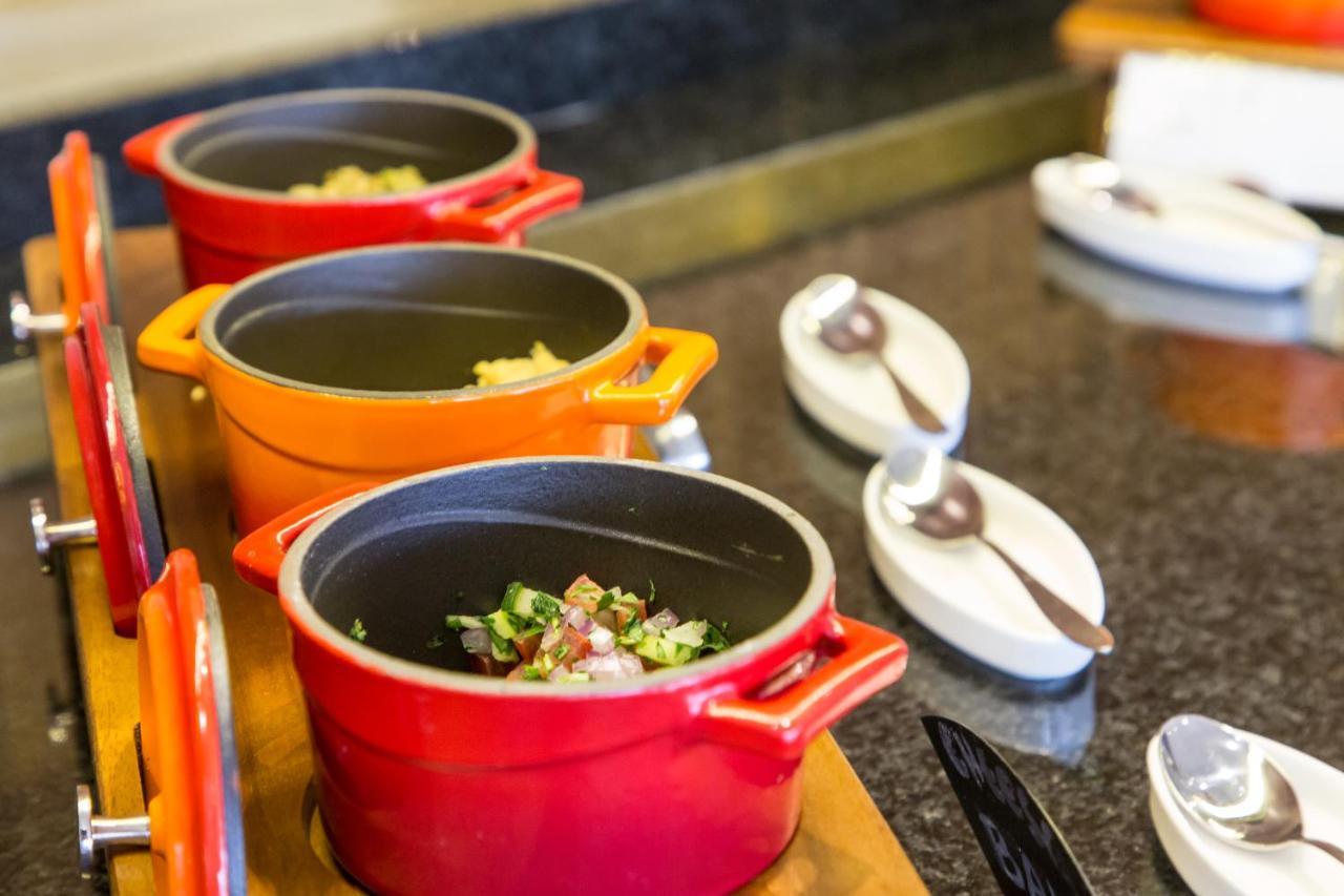 Swissotel SJJ Exterior foto A Le Creuset cast iron casserole